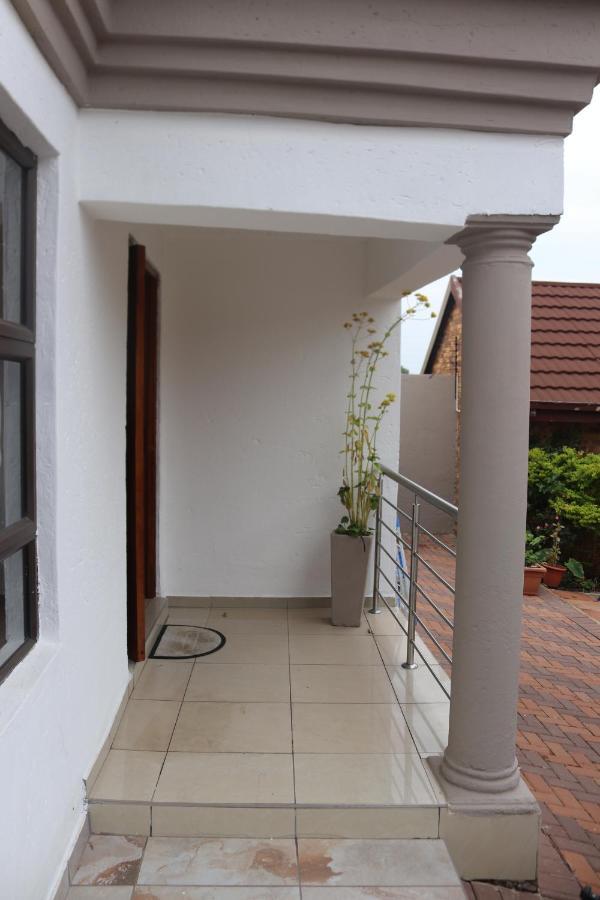 Tlelakufuma Guest House Johannesburg Exteriör bild